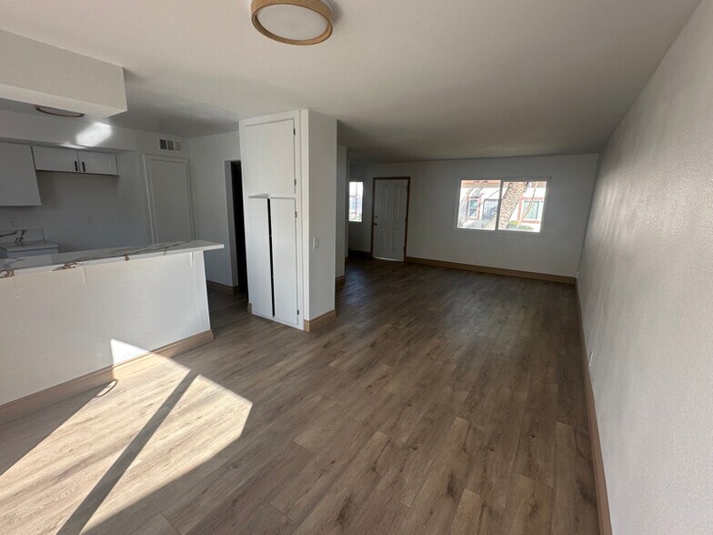 Building Photo - 347 N Eucalyptus Ave
