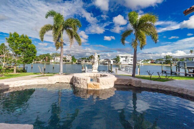 Building Photo - 4/3 Stunning Waterfront home in the heart of Clearwater Beach!