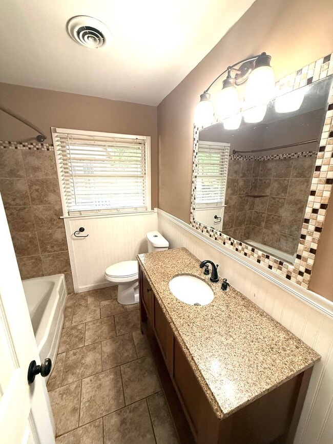 Building Photo - ** 4 Bed 2 Bath located in Forest Hills ** Call 334-366-9198 to schedule a self-tour