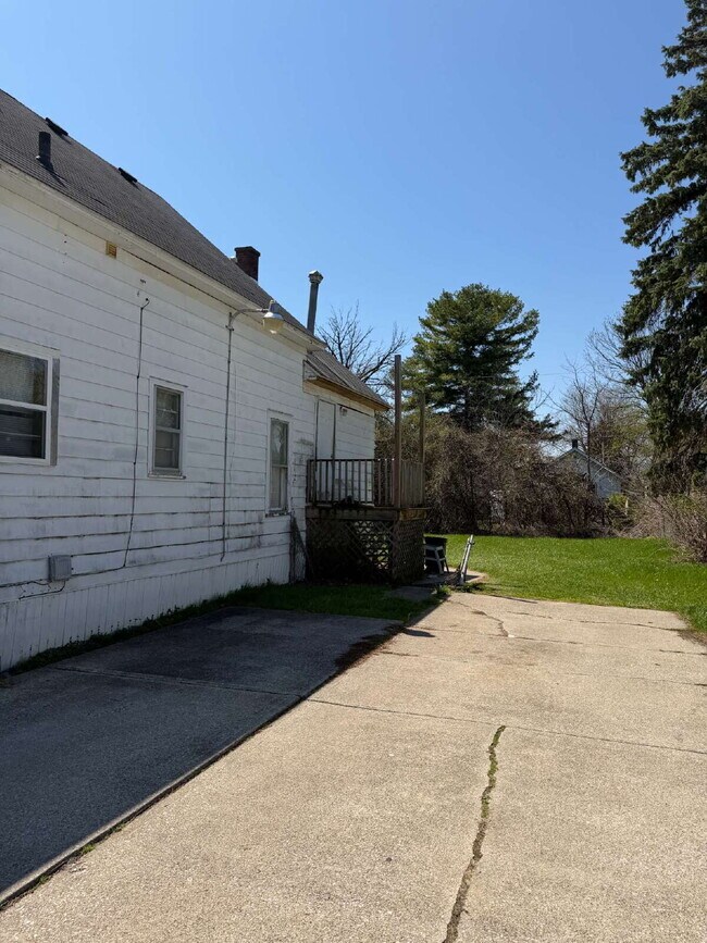 Building Photo - 2 bed, 1 bath Lower Unit in Duplex Available!