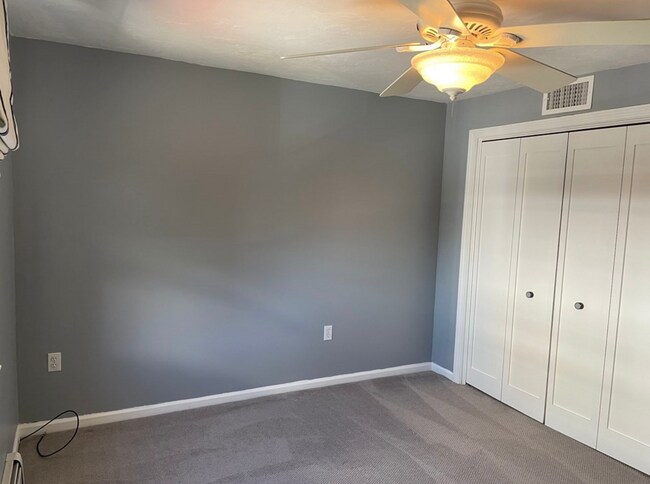 Building Photo - Spacious Townhouse - with parking!