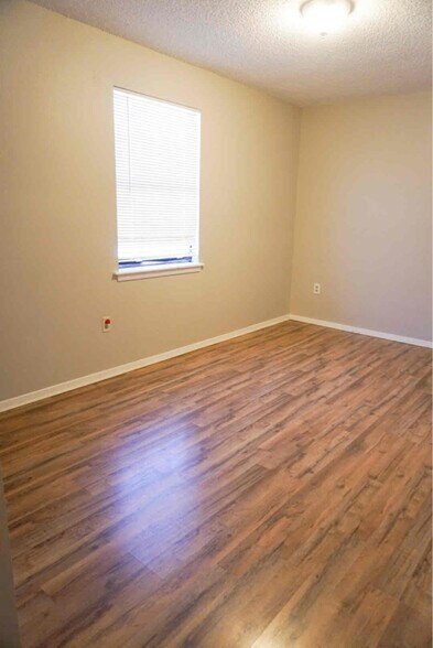 Building Photo - 8539 Longwood View Ave