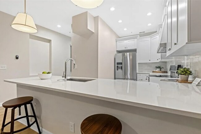 Building Photo - 330 Lang Ct N