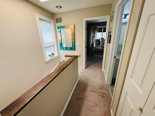 Building Photo - Spacious 3 Bedroom Townhouse