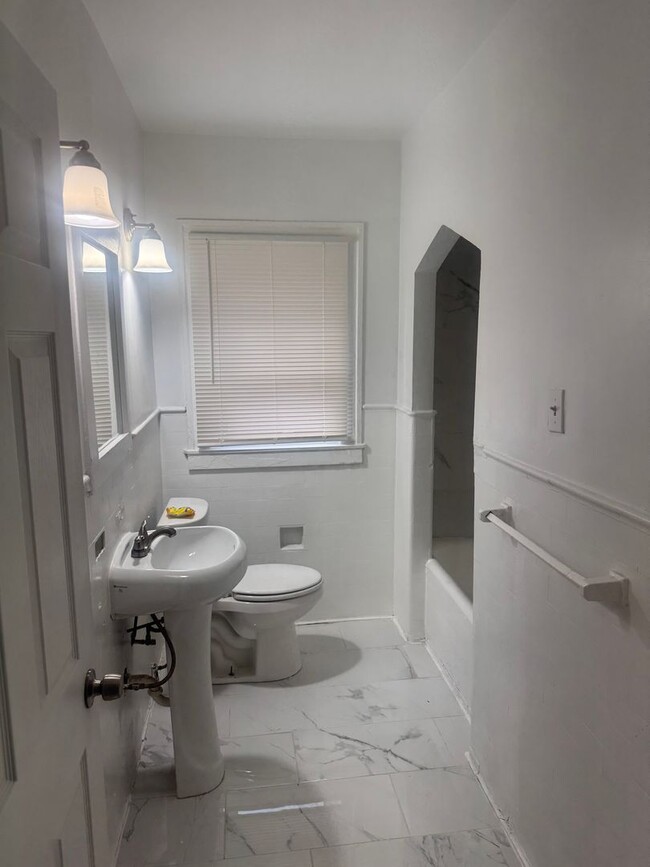 Building Photo - 3 bed/1 bath-- WATER INCLUDED- Two Family ...