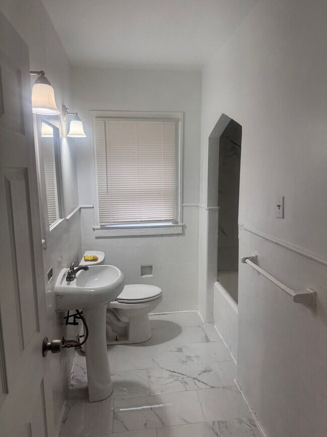 Building Photo - 3 bed/1 bath-- WATER INCLUDED/Appliances I...