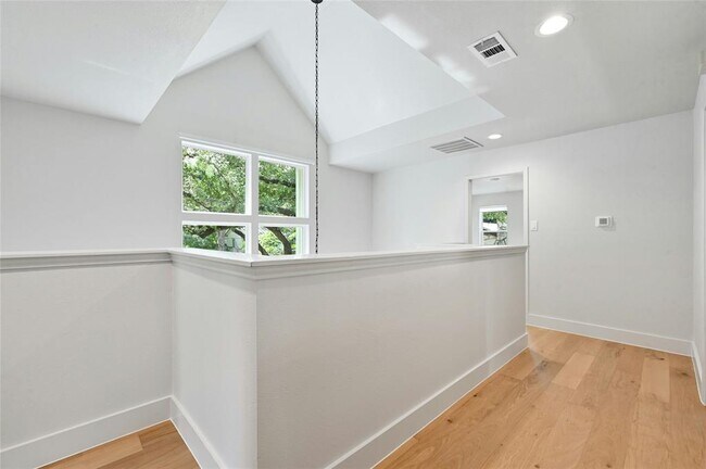 Building Photo - 1305 Kenwood Ave