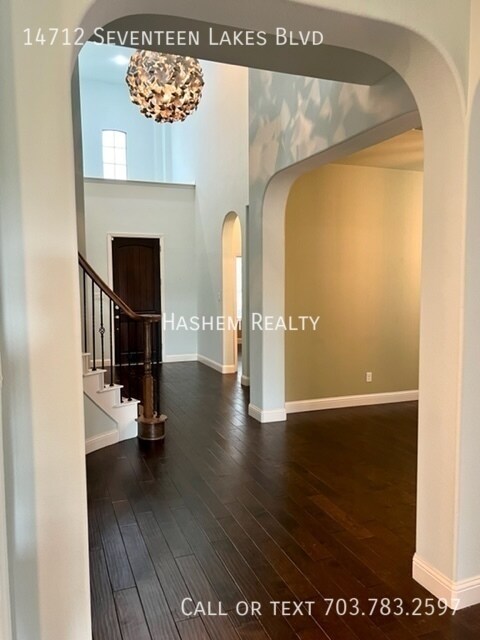 Building Photo - MOVE IN SPECIAL!!!!