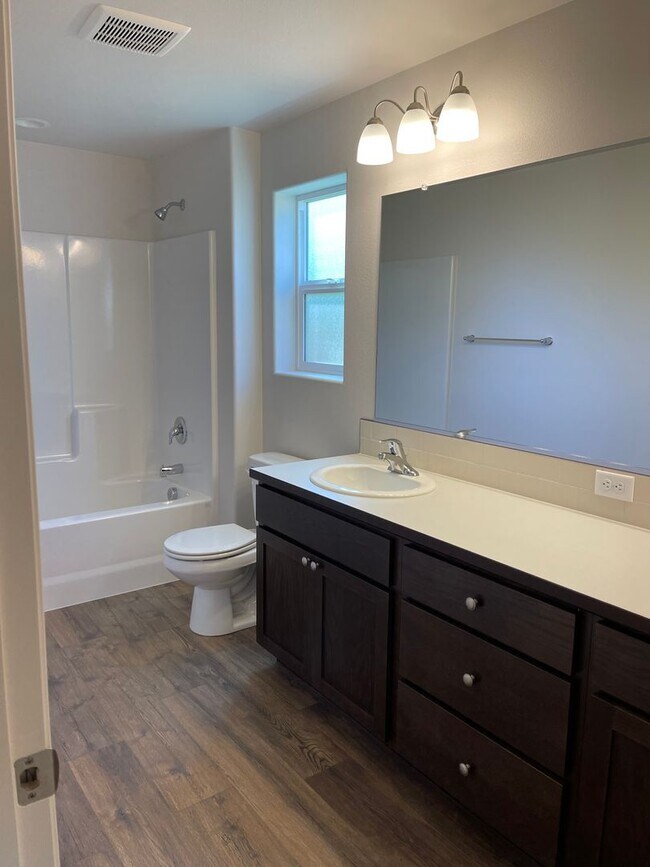 Building Photo - Brand New River Road area home