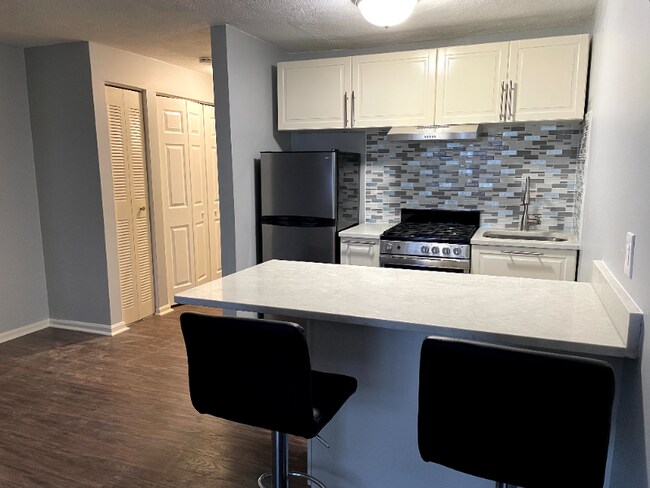 Building Photo - 10 Kenmar Dr