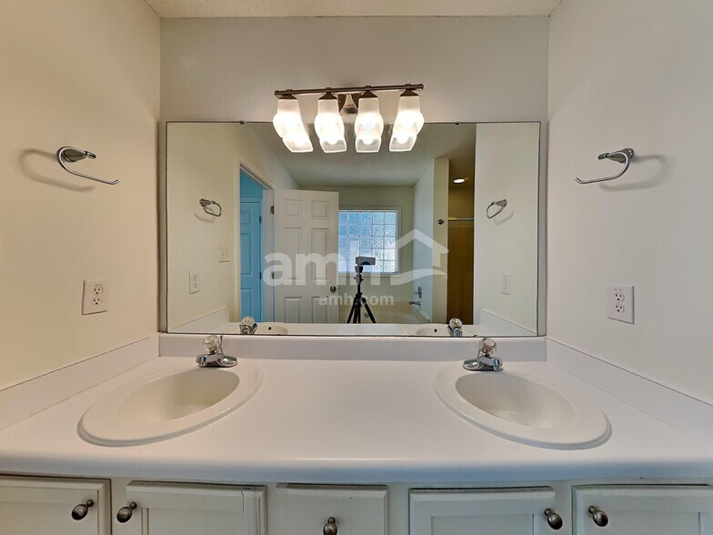 Building Photo - 135 Kentucky Derby Dr
