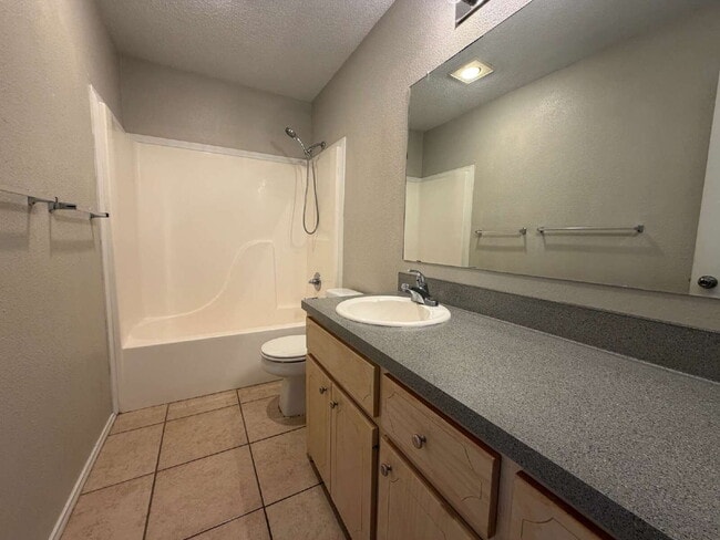 Building Photo - "Spacious 3-Bedroom Haven with 2 Full Baths – 1,592 Sq Ft of Comfort in Lubbock!"