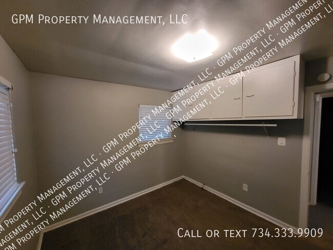Building Photo - Home in Southfield!