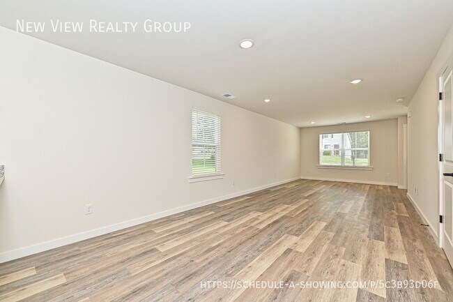 Building Photo - 504 12th Ave NE
