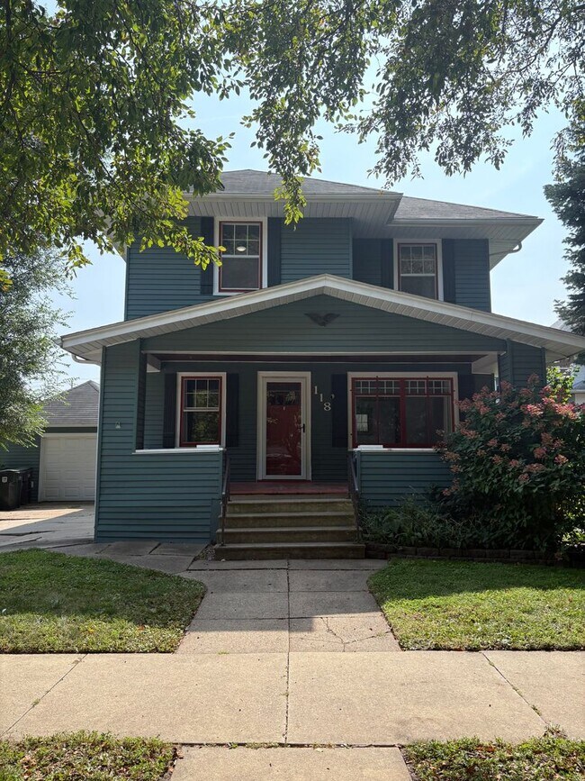 Building Photo - Spacious 4 Bedroom home with front porch a...