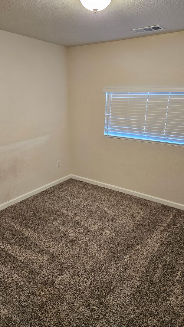 Building Photo - Large 3 bedroom 2 bath