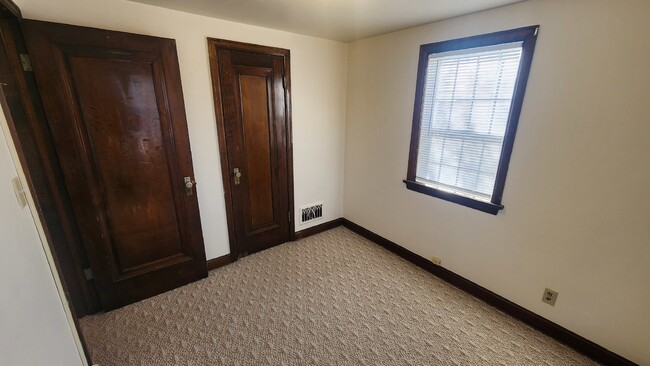 Building Photo - 2 Bedroom, 1 Bathroom Duplex Available Wit...