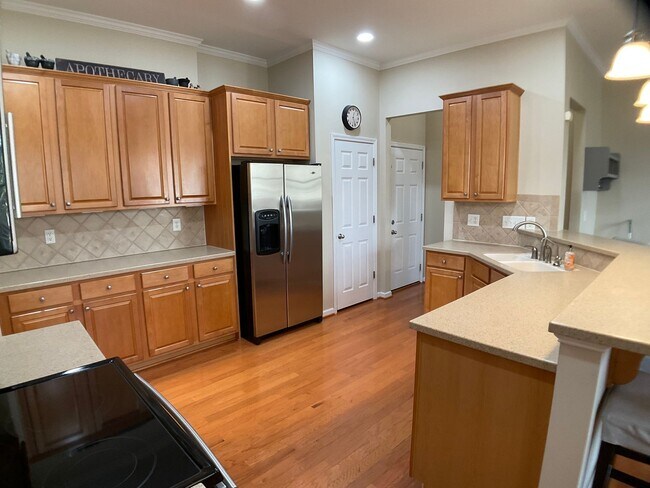 Building Photo - Meticulously maintained 3 bed, fenced yard...