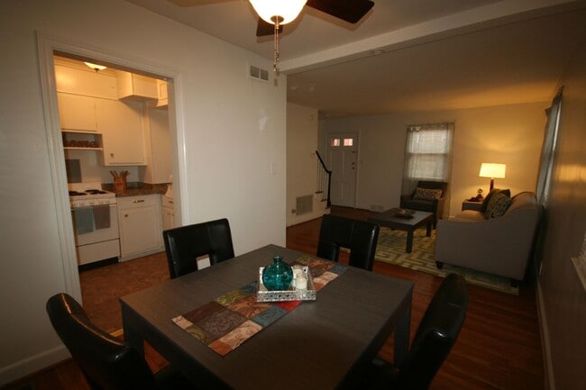 Building Photo - Lovely End Unit Townhouse / W&D / Near Duk...