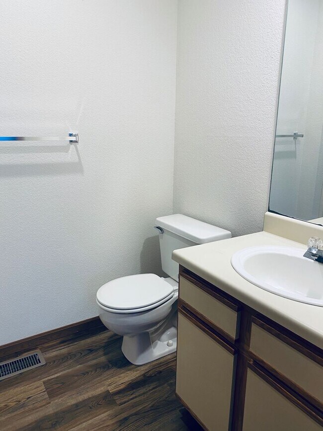 Building Photo - 2 Bed 2 Bath 1 Car Garage Flat Duplex- $30...