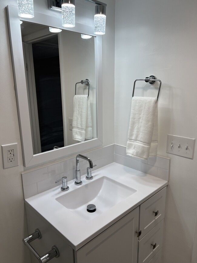 Building Photo - 625 S Royal Crest Cir