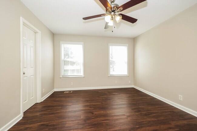 Building Photo - 1204 Red Oak Ct