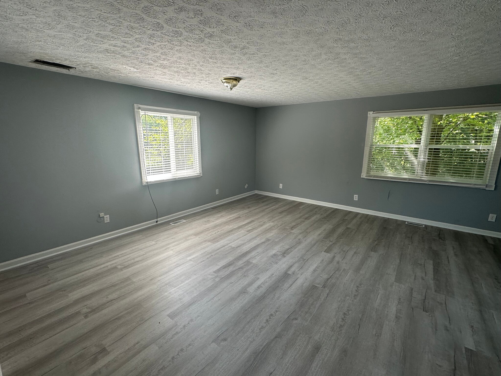 Building Photo - 1592 E 236th St