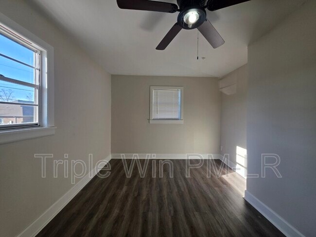 Building Photo - 16 Hum Rd