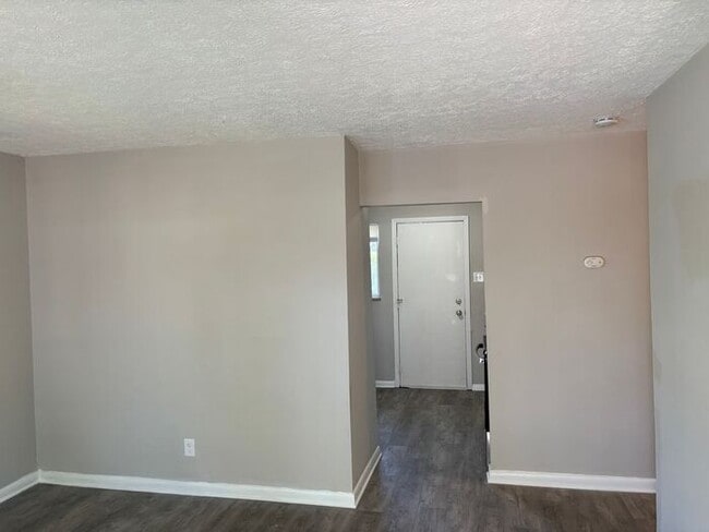 Building Photo - Comfortable Living in a Cozy 2-Bedroom Dup...