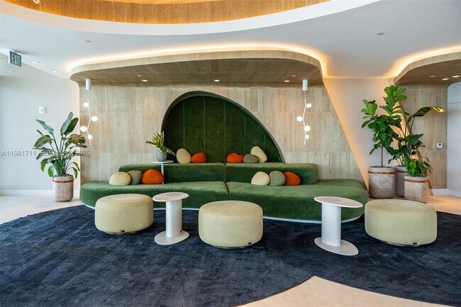 Building Photo - 700 NE 24th St