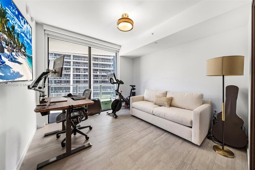Building Photo - 1000 Brickell Plz