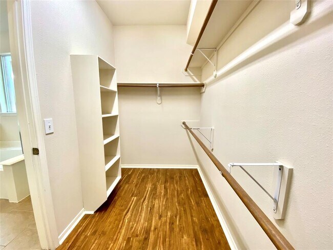 Building Photo - 127 N Willow Point Cir