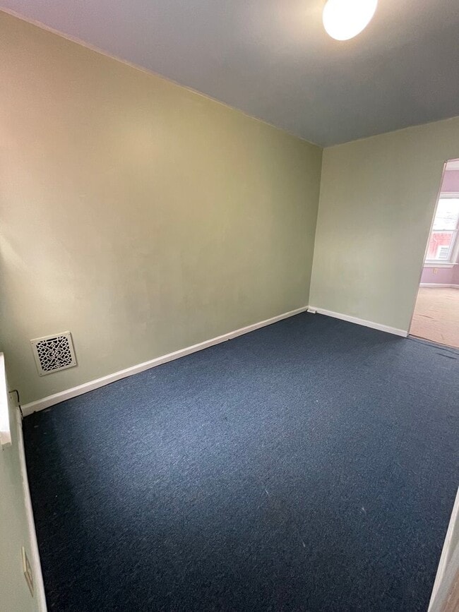 Building Photo - 4 Bedroom Single family Home