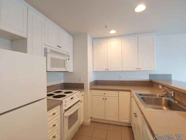 Building Photo - "Urban Living at Its Best: Spacious 2-Bedroom Retreat with Scenic Views!"