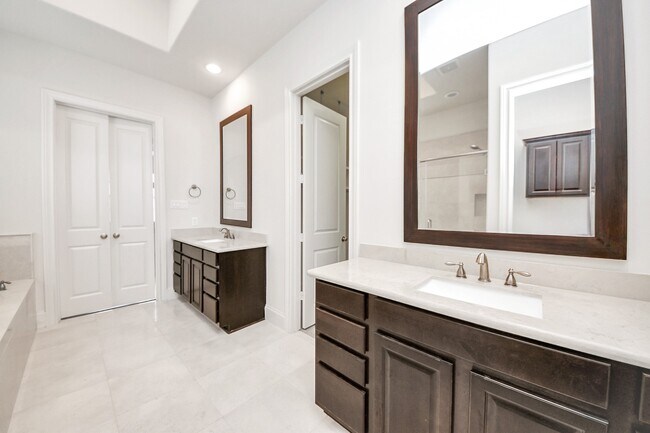 Building Photo - 8926 Lakeshore Bend Dr