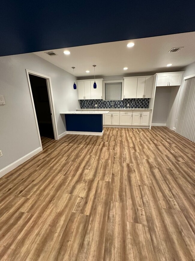 Building Photo - Spacious Modern 1st Floor Apartment w/ Fin...