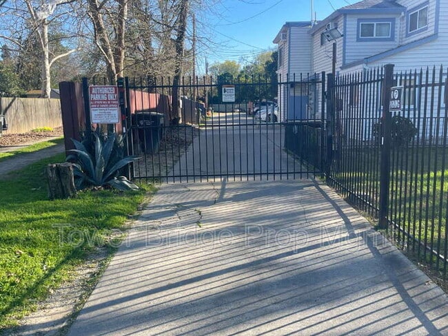 Building Photo - 474 Harding Ave