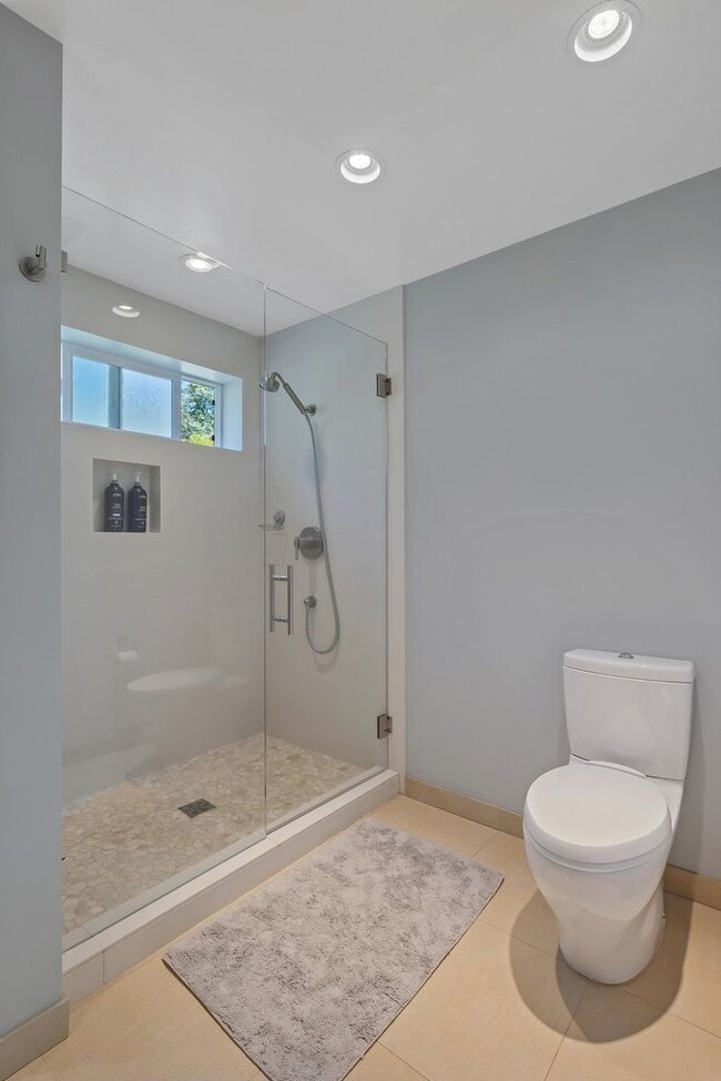 Building Photo - Great modern home located on Mercer Island