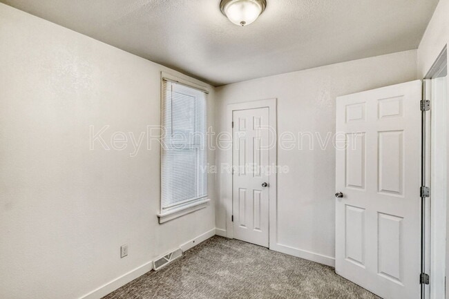 Building Photo - 654 Meade St