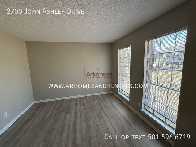 Building Photo - 2700 John Ashley Dr