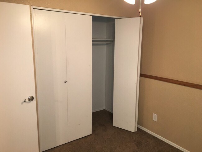 Building Photo - **MOVE-IN SPECIAL 50% OFF MOVE-IN MONTH!!!!** **BEAUTIFUL 3br/2ba TOWNHOME (ELLIOTT & ARIZONA AVE)**