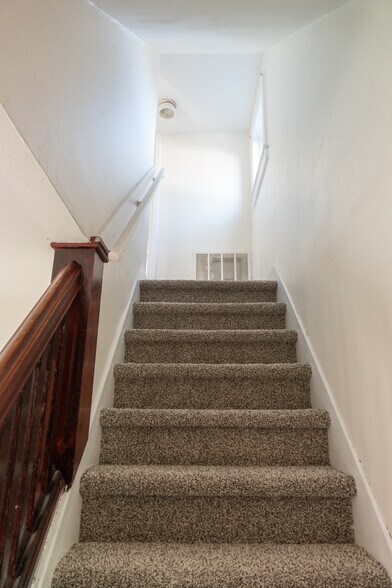 Building Photo - 1005 Railroad St