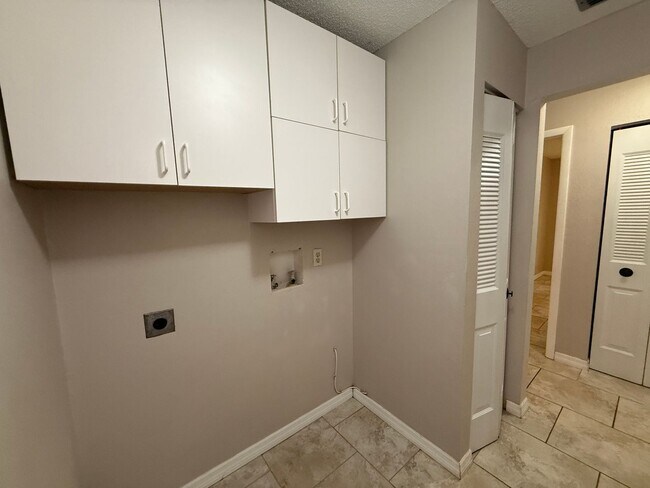 Building Photo - Spacious 2 Bedroom, 2 Bath, 2 car garage Home For Rent in New Port Richey!