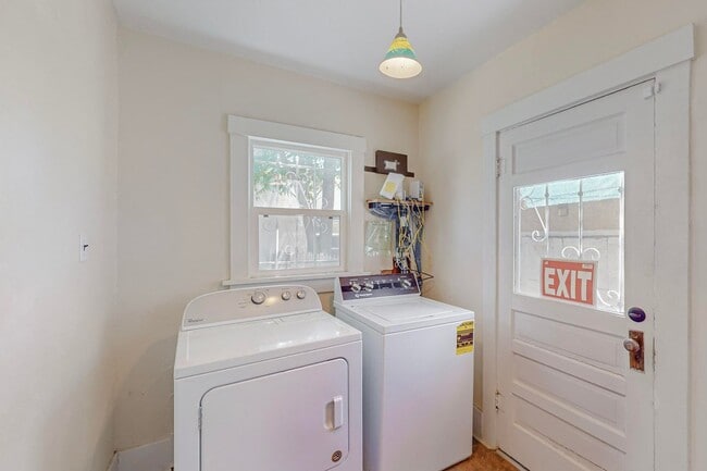 Building Photo - Two Bedroom One Bath home or sweet little ...