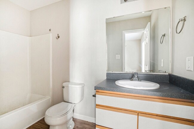 Building Photo - Conveniently Located 3BR/2.5BA Townhome in...
