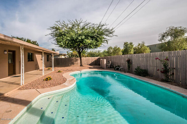 Building Photo - COMPLETELY REMODELED 4 BEDROOM, 2 BATH TEM...