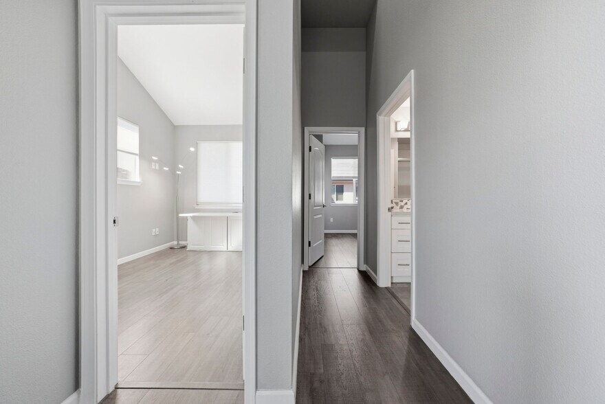 Building Photo - 817 Estancia Ter