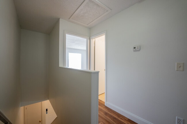 Building Photo - 156 Ivy Ln