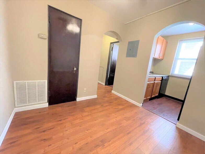 Building Photo - 5712 Phillips Ave