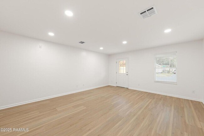 Building Photo - FOR RENT in LAFAYETTE!